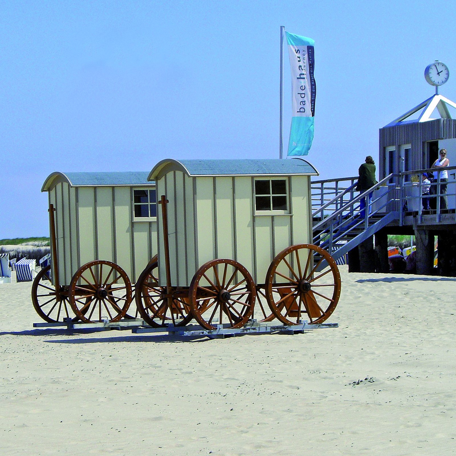 Historische Badekarren am Strand
