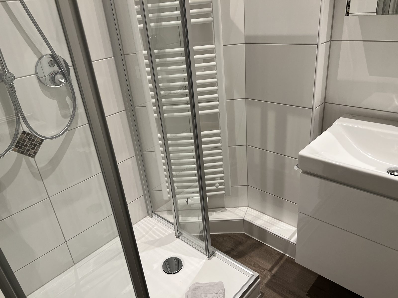 Badezimmer von Zimmer 5 mit Dusche